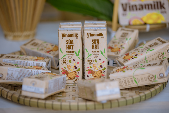 Được tinh tuyển từ các loại hạt cao cấp và công nghệ xay nguyên hạt đột phá, sữa hạt 9 loại hạt là một trong những đại diện tiêu biểu cho dòng sản phẩm thuần chay, hướng đến lối sống xanh - bền vững của Vinamilk. Không chỉ nắm giữ kỷ lục “sữa hạt bán chạy nhất Việt Nam”, sản phẩm đã xuất sắc chinh phục nhiều giải thưởng uy tín về chất lượng và hương vị quốc tế như: Giải thưởng Sáng tạo ngành sữa thế giới (World Dairy Innovation Awards), Giải thưởng Vị ngon thượng hạng (Superior Taste Awards), và Giải Vàng quốc tế về chất lượng (Gold Award) từ Tổ chức Monde Selection (Bỉ).