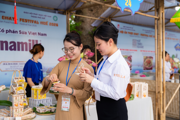 Nhiều bạn trẻ, đặc biệt là những người theo đuổi phong cách thuần chay, bày tỏ sự thích thú đặc biệt với dòng sản phẩm sữa chua 9 loại hạt Vinamilk. Đây là sản phẩm sữa chua thực vật đầu tiên tại Việt Nam, vừa tốt tiêu hóa vừa gấp đôi lượng đạm và giảm 50% béo.