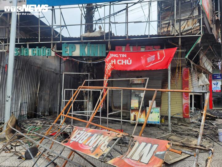 Vụ cháy khiến 3 cửa hàng điện thoại bị thiêu rụi.