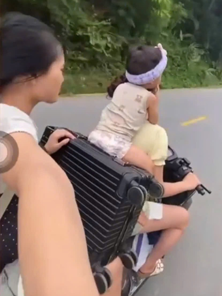 Hình ảnh hai thiếu nữ chở theo bé 3 tuổi không đội mũ bảo hiểm khi tham gia giao thông. (Ảnh: Công an xã Văn Bàn)