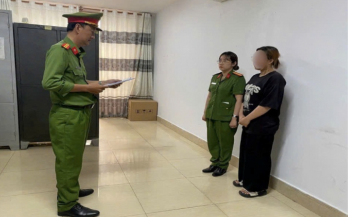 Cơ quan điều tra thi hành lệnh bắt bị can N.T.M.N. (Ảnh: Công an Cà Mau)