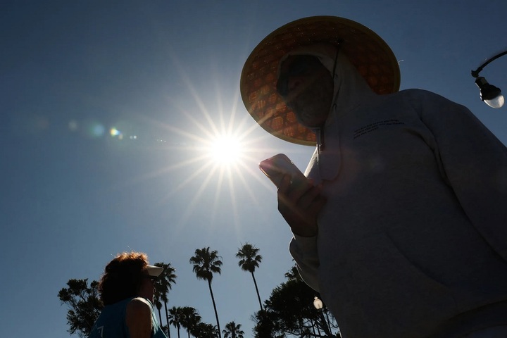 Người đi bộ dưới ánh nắng gay gắt ở Redondo Beach, California, Mỹ. (Ảnh: Getty Images)
