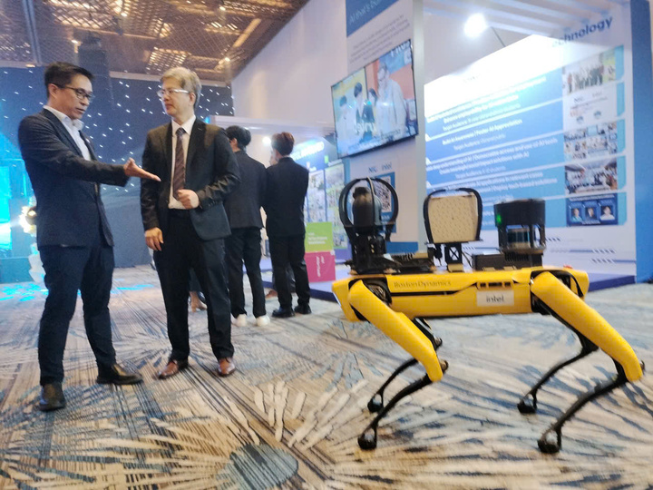 Chó robot của hãng Boston Dynamics sử dụng chip của Intel tại buổi lễ ở TP.HCM ngày 12/6/2026.