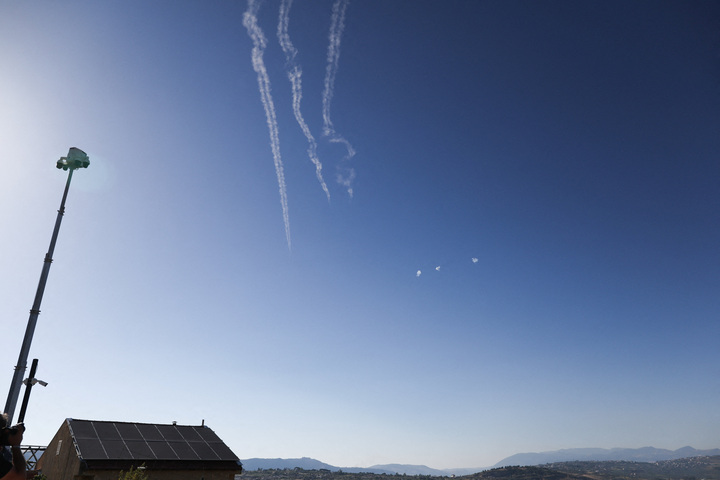 Hệ thống phòng thủ tên lửa Iron Dome của Israel được sử dụng để đánh chặn các tên lửa bay qua biên giới Israel-Lebanon.