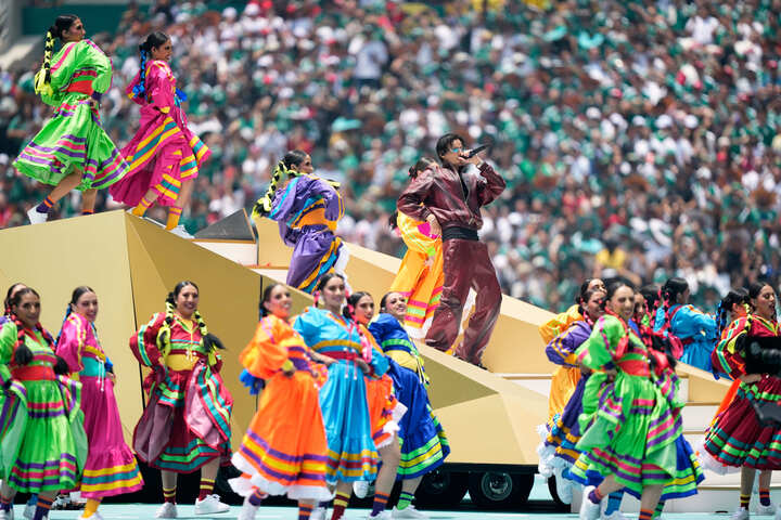 Loạt hình ảnh ấn tượng về lễ khai mạc trên sân Mexico City. (Ảnh: Reuters)