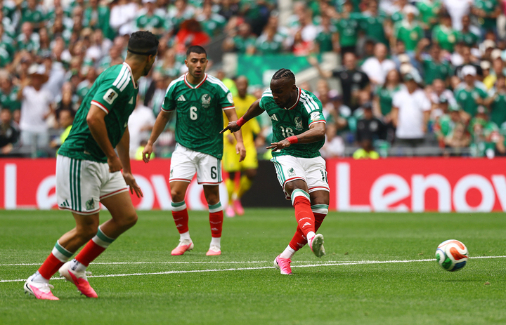 Quinones là ngôi sao nổi bật bên phía Mexico. (Ảnh: Reuters)