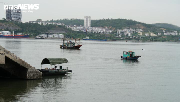 Con nước tại khu vực bến cá Sa Tô (phường Cao Xanh) thay đổi thất thường nên ngư dân cũng không thể chọn làm nơi neo đậu an toàn.
