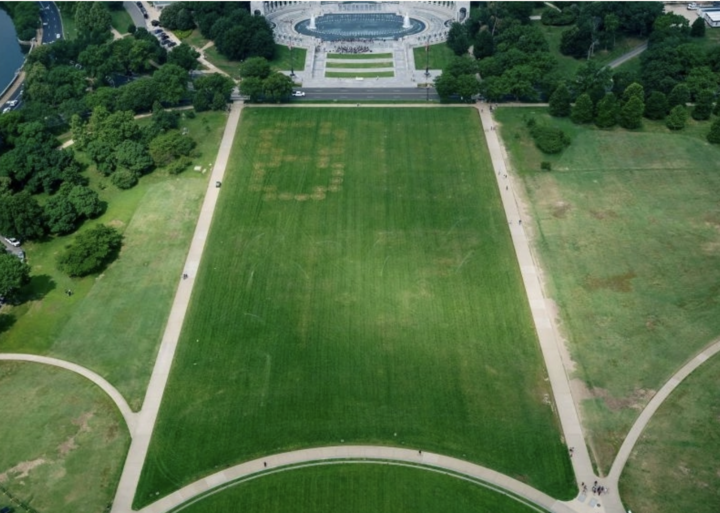 Dãy số 8647 xuất hiện tại National Mall. (Ảnh: Reuters)