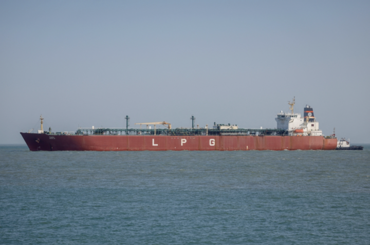 Ảnh một tàu hàng ở eo biển Hormuz. (Ảnh: Reuters)