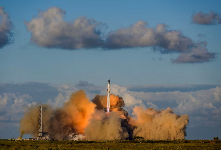 Tên lửa Super Heavy của SpaceX mang theo Starship rời bệ phóng tại Starbase, Texas, Mỹ. (Nguồn: Reuters)