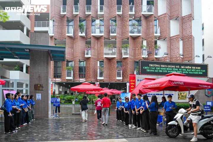 Hà Nội có mưa nhỏ buổi sáng. Nhiều thí sinh có mặt tại điểm thi THCS Giảng Võ (phường Giảng Võ) từ 6h sáng.