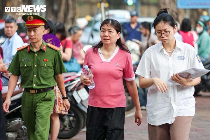Buổi thi cuối tốt nghiệp THPT 2026: Thí sinh tự tin trước giờ làm bài - 9