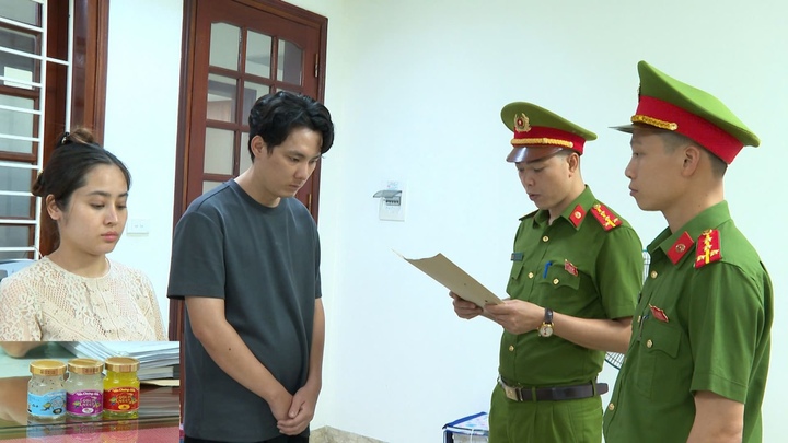 Cơ quan CSĐT Công an tỉnh Thanh Hóa thi hành quyết định khởi tố vụ án, khởi tố bị can Vũ Thuỳ Trang và Trương Thoại Vinh. (Ảnh: Công an Thanh Hoá)