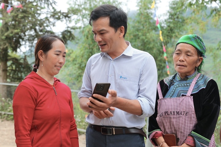 Nhân viên viễn thông trực tiếp đến nơi cư trú để hỗ trợ bà con vùng cao xác thực thông tin thuê bao. (Ảnh: Cương Quyết)