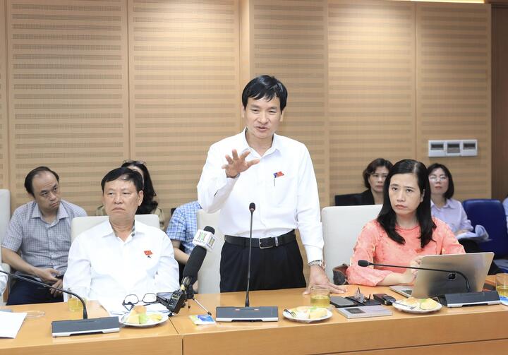 Đại biểu Nguyễn Doãn Hoàn phát biểu thảo luận.