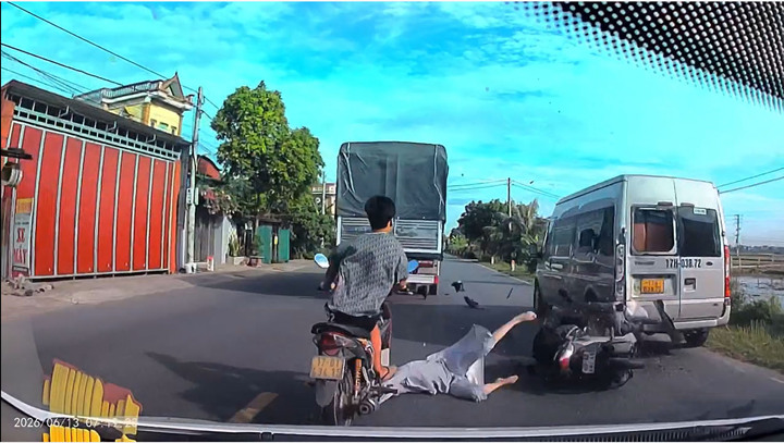 Người phụ nữ ngã văng xuống đường, bị xe máy đi sau chèn qua. (Ảnh cắt từ clip)