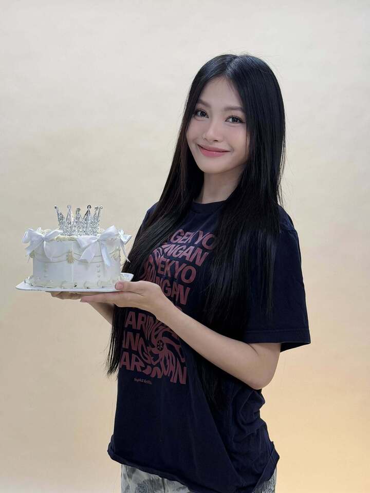 Trương Huỳnh Như sinh năm 1999, tại tỉnh Bình Dương (cũ). Trước khi tham gia "Lầu chú Hỏa", cô là gương mặt quen thuộc của sân khấu kịch.