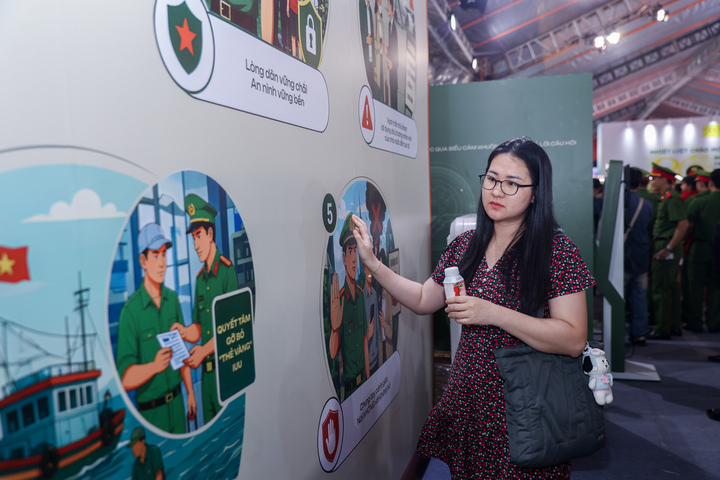 “Đây là lần đầu tiên mình tham dự một triển lãm về an ninh, thật sự rất ngạc nhiên về mức độ hoành tráng của sự kiện. Mình có thử trải nghiệm một số công nghệ tương tác ở đây và cảm nhận là vấn đề an ninh tại Việt Nam được quản lý rất chặt chẽ luôn”, bạn Mai Quỳnh Lan – một khách tham quan triển lãm - chia sẻ.