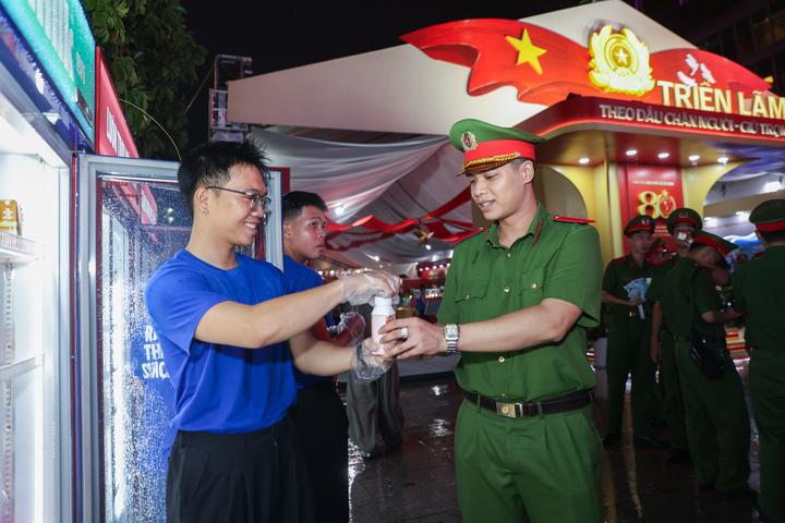 Giữa không khí nhộn nhịp của sự kiện, người tham dự bất ngờ bắt gặp những trạm Vinamilk - điểm “sạc năng lượng” với hàng chục nghìn sản phẩm sữa chua uống Vinamilk Green Farm, sữa chua uống tiệt trùng Susu, sữa tươi tiệt trùng Vinamilk và nước suối Vinamilk được trao tặng mỗi đêm.