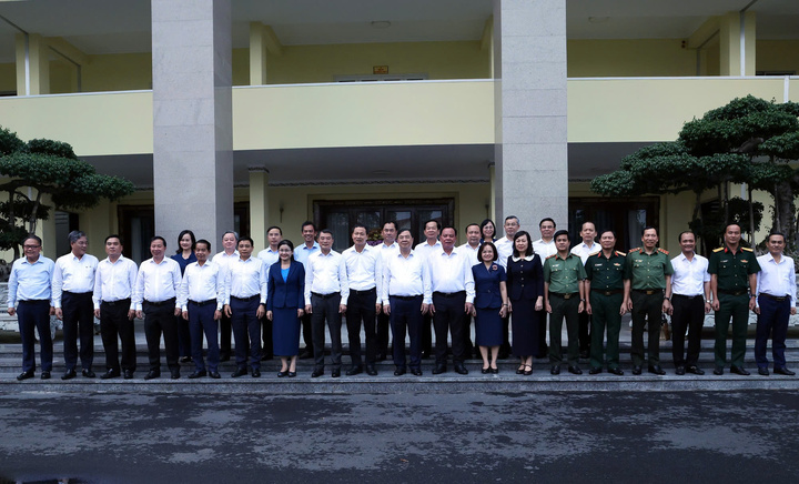 Thủ tướng Lê Minh Hưng và các đại biểu chụp ảnh cùng lãnh đạo TP. Đồng Nai. (Ảnh: VGP/Phương Nguyên)