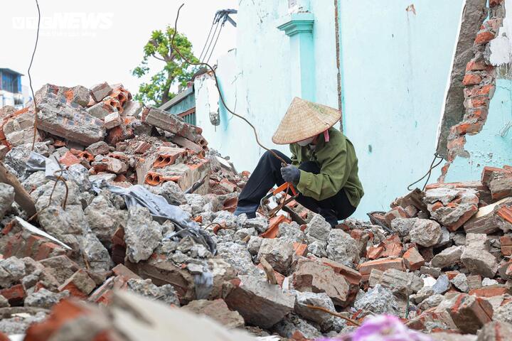 Tại một số vị trí, người dân tranh thủ thu gom phế liệu và vật liệu xây dựng còn sót lại sau quá trình giải tỏa.