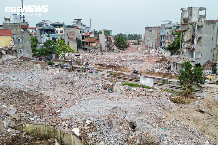 Tuyến Tây Thăng Long có tổng chiều dài khoảng 34,17km, điểm đầu kết nối với đường Võ Chí Công và điểm cuối giao Quốc lộ 32. Đến nay, khoảng 6,8km đã được hoàn thành, đưa vào khai thác; gần 9km đang thi công. Các đoạn tuyến còn lại đồng thời đang được chuẩn bị đầu tư.