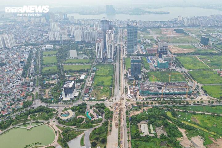 Tuy nhiên, đoạn tuyến dài khoảng 3,2km từ đường Phạm Văn Đồng (Vành đai 3) đến đường Văn Tiến Dũng nhiều năm qua chưa thể triển khai theo kế hoạch do vướng mắc về giải phóng mặt bằng.