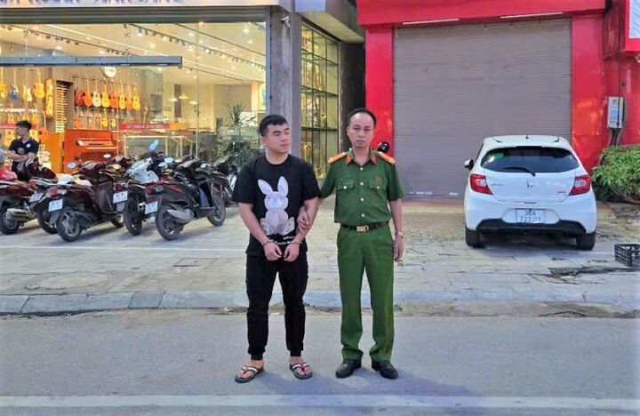 Hồ Xuân Phương bị Công an phường Hạc Thành tạm giữ hình sự để điều tra hành vi hành hung shipper. (Ảnh: Công an cung cấp)
