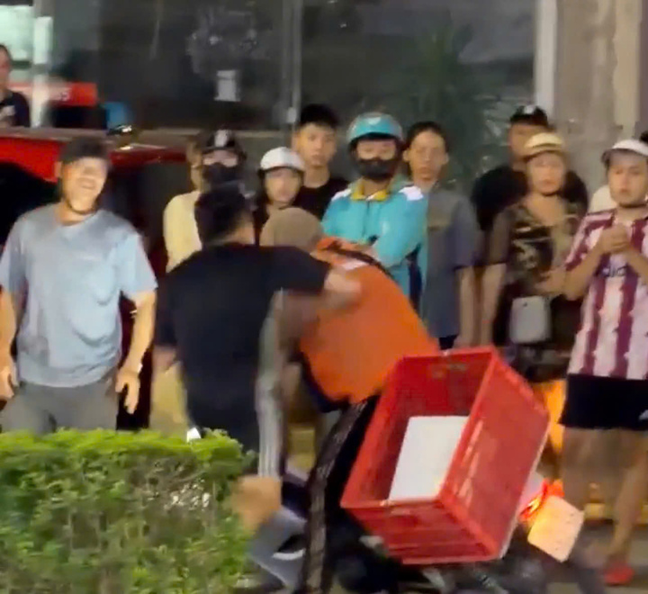 Vụ Nguyễn Xuân Phương hành hung nam shipper có nhiều người dân khu vực chứng kiến (Ảnh cắt từ clip)
