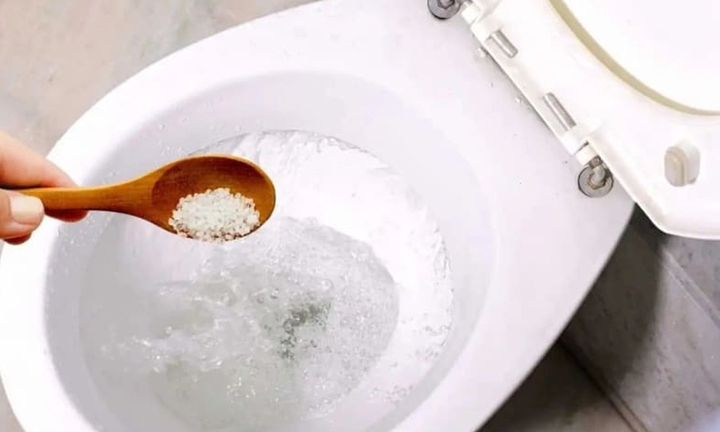 Baking soda có khả năng hấp thụ mùi hôi, trong khi giấm trắng giúp làm sạch cặn bẩn và hạn chế sự phát triển của vi khuẩn (Ảnh minh họa)