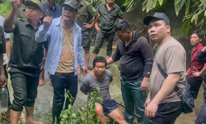Hù A San thời điểm bị lực lượng chức năng bắt giữ. (Ảnh: Công an tỉnh Lào Cai)
