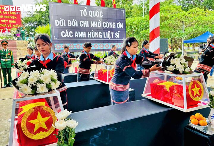 Các cháu thiếu nhi xúc động dâng hương, dâng hoa tại Lễ truy điệu và an táng các liệt sỹ tại Nghĩa trang liệt sỹ Đức Cơ.