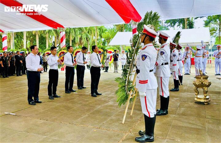 Các đại biểu đã dâng hoa, dâng hương, thành kính tưởng nhớ, tri ân những công lao to lớn của các thế hệ cha anh đã không tiếc xương máu, hy sinh vì nhiệm vụ bảo vệ Tổ quốc và làm nhiệm vụ quốc tế cao cả.