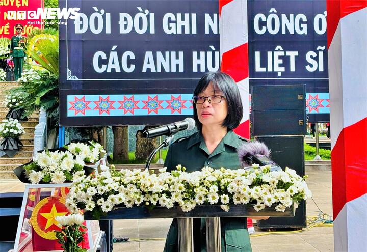 Bà Nguyễn Thị Thanh Lịch, Phó Chủ tịch UBND tỉnh, Trưởng Ban Chuyên trách tỉnh Gia Lai đọc Điếu văn truy điệu.
