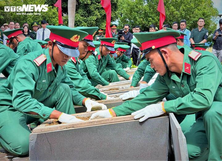 Sau hàng chục năm nằm lại trên đất nước bạn, nay các Anh hùng liệt sỹ được trở về yên giấc ngàn thu trong lòng đất mẹ Việt Nam.