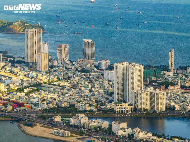 "Phát triển du lịch đòi hỏi sự tỉ mỉ, tận tâm trong từng khâu phục vụ và từng chi tiết nhỏ liên quan đến trải nghiệm của du khách", ông Phạm Anh Tuấn chỉ đạo.