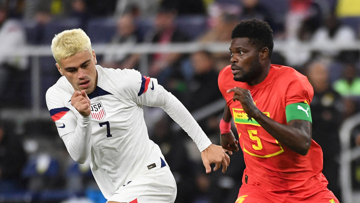 Thomas Partey (áo đỏ) bị Canada từ chối nhập cảnh.
