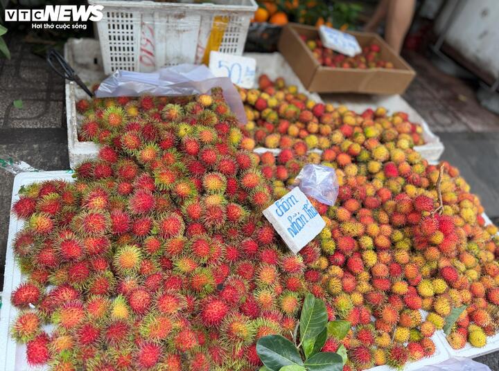 Nguồn cung tăng mạnh trong khi thị trường tiêu thụ chậm khiến giá nhiều loại trái cây tiếp tục ở mức thấp.