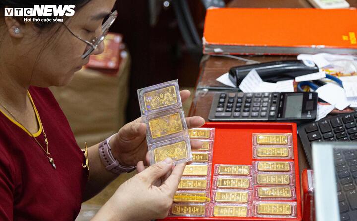 Chuyên gia khuyến cáo không nên đổ hết tiền vào vàng và không mua "lướt sóng" lúc này. (Ảnh minh họa: Minh Đức)