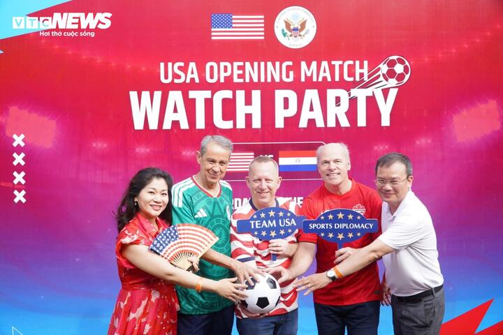 Đại biện lâm thời Mỹ John McIntire, Đại sứ Canada tại Việt Nam Jim Nickel và Đại sứ Mexico tại Việt Nam Alejandro Negrin cùng Phó Cục trưởng Cục TDTT Việt Nam Nguyễn Hồng Minh.