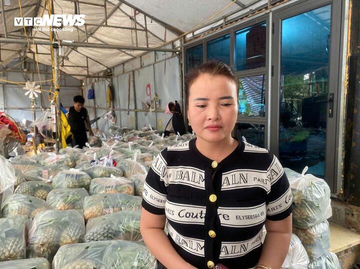 Thương lái Trần Thị Quyên (xã Hà Long) cũng bất lực không thể tiêu thụ dứa giúp nông dân. (Ảnh: Đình Anh).