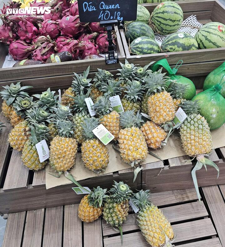 Tại một số siêu thị, giá dứa bán lên đến 40.000 đồng/kg. (Ảnh: Phạm Duy).
