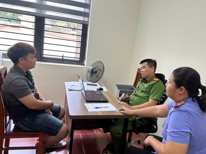 Cán bộ Công an phường Hạc Thành cùng đại diện viện kiểm sát đang thực hiện điều tra làm rõ toàn bộ hành vi vi phạm của Lê Duy Lâm. (Ảnh: Công an tỉnh Thanh Hóa)