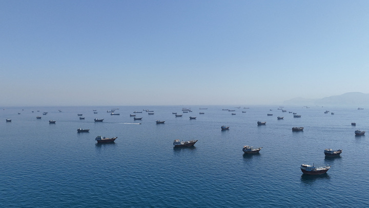 Hình ảnh từ máy bay không người lái cho thấy các tàu neo đậu tại eo biển Hormuz nhìn từ Musandam. (Ảnh: Reuters)