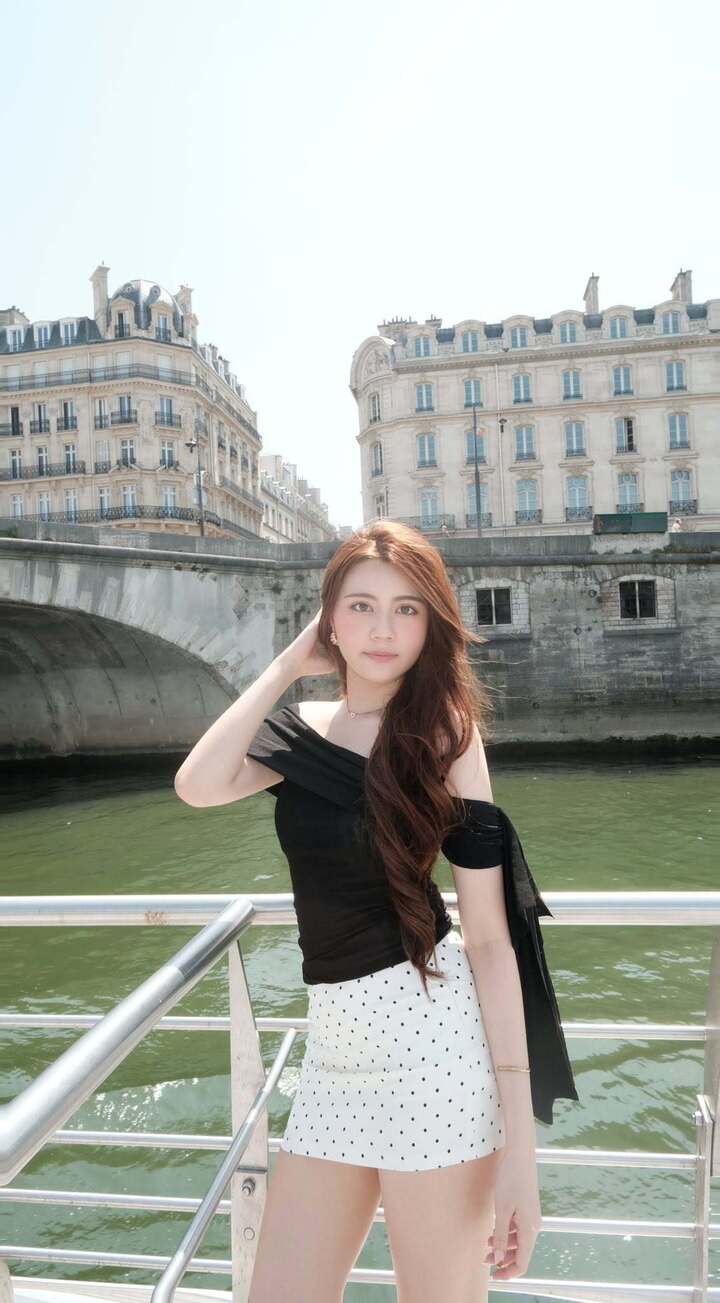Bên cạnh việc học, Hạt Dẻ còn có nhiều năng khiếu nghệ thuật. Theo chia sẻ của doanh nhân Dạ Thảo, con gái út biết chơi đàn, yêu thích hội họa và có khả năng vẽ tranh từ nhỏ