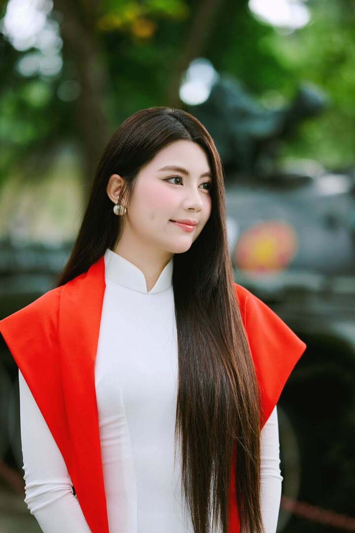 Ở tuổi 18, cô sở hữu chiều cao nổi bật, gương mặt thanh tú cùng má lúm đồng tiền duyên dáng.