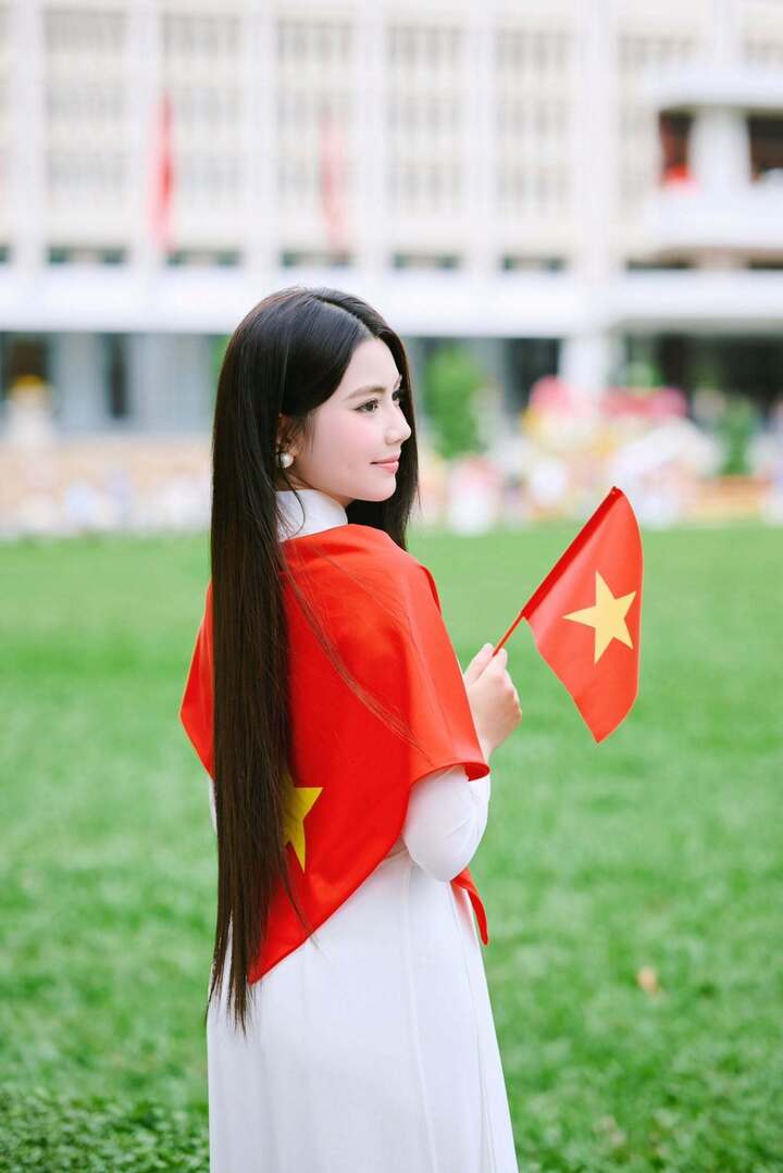 Có lẽ cũng nhờ cách giáo dục ấy mà dù sinh ra trong gia đình nổi tiếng, Hạt Dẻ vẫn giữ được sự giản dị, tự nhiên