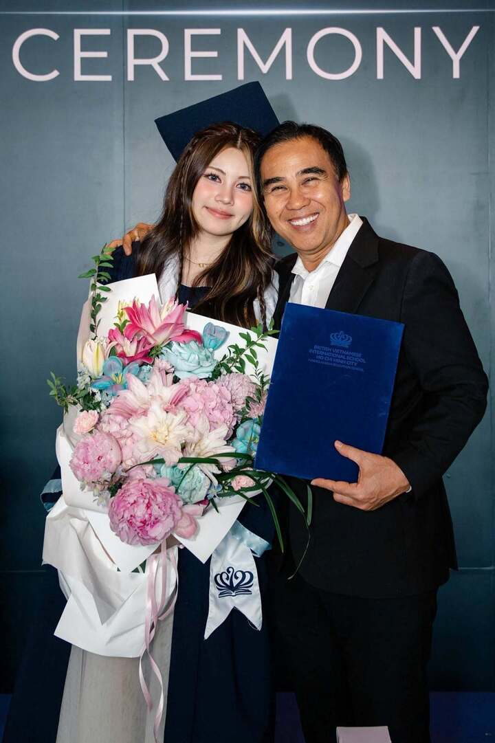 "Chúc mừng út Dẻ yêu thương của ba. Ba mẹ và chị Lọ Lem hạnh phúc lắm luôn đó. Nhìn con cười vui với thầy cô, bạn bè trong ngày tốt nghiệp mà ba sung sướng không thể nào tả nổi", Quyền Linh chia sẻ.