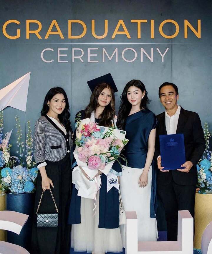 MC Quyền Linh vừa chia sẻ hình ảnh trong lễ tốt nghiệp trung học của con gái út Mai Thảo Ngọc (biệt danh Hạt Dẻ). Nam MC không giấu được niềm tự hào khi con gái trưởng thành.