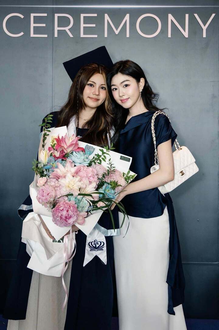 Thảo Ngọc sinh năm 2008, là con gái thứ hai của MC Quyền Linh và doanh nhân Dạ Thảo. Nếu chị gái Lọ Lem được yêu mến bởi vẻ đẹp dịu dàng, nữ tính thì Hạt Dẻ lại gây ấn tượng với phong cách năng động và cá tính hơn.